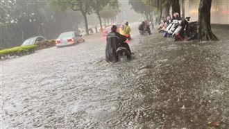 多圖／大雷雨狂轟雙北　公車像開在小河裡