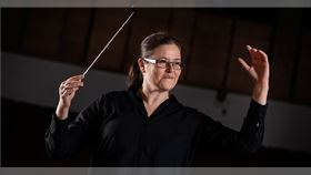 BBC音樂會管弦樂團（BBC Concert Orchestra）宣布，聘請Anna-Maria Helsing為該團首席指揮，2023年10月1日上任，第一分合約將於2026年到期。