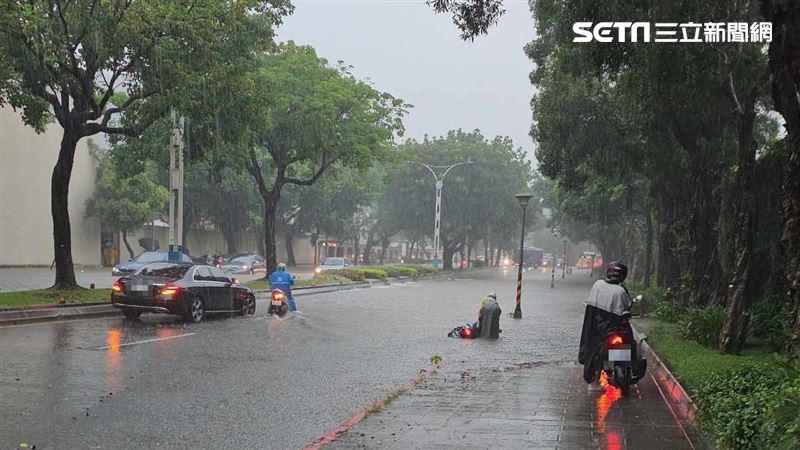 雨彈炸士林！他把「機車舉起來」涉水而過