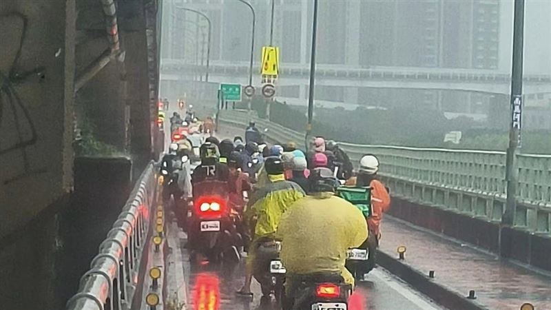 華江橋傳嚴重淹水　她驚：水深快到分隔島