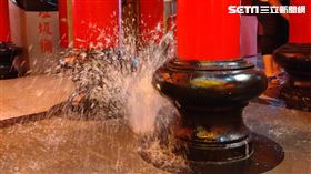 影／豪雨炸北北基！芝山宮廟中「噴泉湧出」奇景曝　震撼網：龍泉嗎。（圖／網友授權提供）