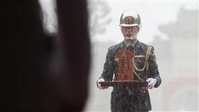 948名泰緬孤軍英靈  大雨中入祀忠烈祠國防部近日赴泰北地區進行「泰緬孤軍」迎靈作業，共移靈948名英靈於30日返台，隨即入祀忠烈祠；迎靈過程大雨、落雷不斷。中央社記者游凱翔攝  112年6月30日