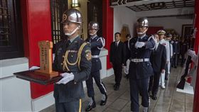 儀隊官兵手捧總牌位，莊嚴入祀忠烈祠。（圖／國防部提供）