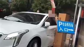 男駛離停車場忘1動作！下秒遭「車門夾頸」當場慘死　網驚：奇葩的死法（圖／翻攝自推特）
