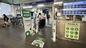 台鐵TPASS專用通道(記者簡浩正攝影)