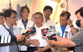 柯文哲參訪萬國通路。（圖／民眾黨提供）