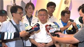 柯文哲參訪萬國通路。（圖／民眾黨提供）