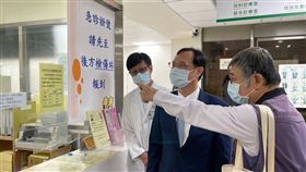 石崇良（中）在聯醫副總院長黃遵誠（右）、仁愛院區副院長林志陵（左）陪同下，巡視聯醫診間、掛號收費櫃檯與急診室等處，瞭解其資訊系統調整狀況、民眾就醫流程及實際感受等。（圖／記者簡浩正攝影）