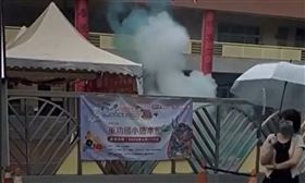 台中北屯某國小家長不滿兒子在校糾紛，導師處理不當，丟鞭炮進校園。（圖／翻攝IG）