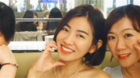 米可白（上排中）曬出用餐照。（圖／翻攝自臉書）