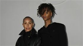 傑登史密斯（右）爆料潔達蘋姬史密斯（左）帶全家使用迷幻藥。（圖／美聯社／達志影像）