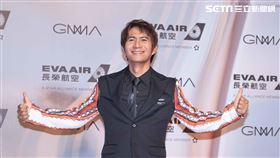 王宏恩帶著媽媽一起走上星光大道紅毯。（圖／記者楊澍、邱榮吉攝影）