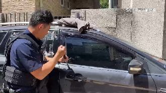 1歲嬰大熱天困車內　員警破窗即刻救援