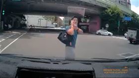 行人,闖紅燈,比中指,開罰