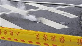 ▲台北市士林區士東路、德行東路交叉口，路面上突現長寬各約15公分的洞，且不斷自洞裡冒出白煙，傳出濃濃塑膠燒焦味（圖／翻攝畫面）