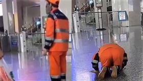 清潔阿姨下跪。（圖／翻攝自微博）