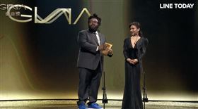 艾怡良頒獎出大包。（圖／翻攝LINE TODAY）