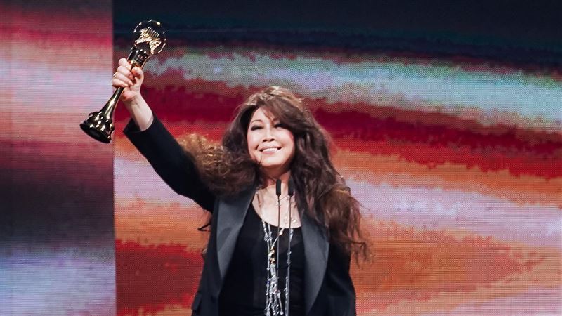 歐陽菲菲親領「最佳貢獻獎」73歲現況曝光