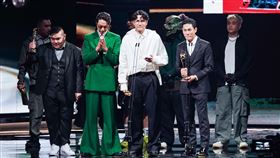 稍早宇宙人樂團獲得《最佳樂團獎》。（圖／台視提供）