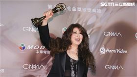 歐陽菲菲奪下金曲特別貢獻獎。（圖／記者楊澍、邱榮吉攝影）