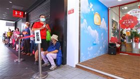 開幕日限時三天舉辦「100元生乳捲快閃活動，吸引大批捲迷排隊搶購。（圖／品牌業者提供）