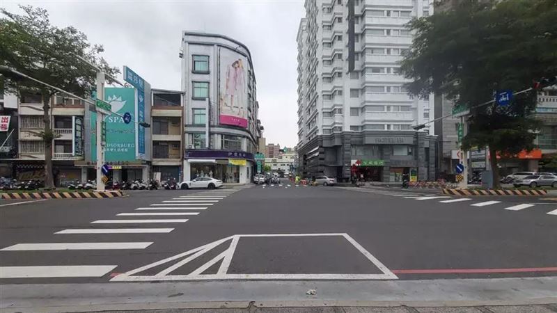 待轉格旁「小三角槽化線」　網：搶錢陷阱