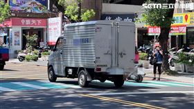 台中市南屯區一名婦人要過馬路，貨車、機車未禮讓，警方開罰。（圖／翻攝畫面）