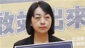 女控國中遭狼師性侵  王婉諭盼追訴期從成年起算時代力量立委王婉諭（圖）26日表示，她接獲受害女子陳情在國中時期、1999年至2001年間，遭高雄市某補習班老師性侵，但本案已過刑法的20年追訴期，考量兒少性侵特殊性，希望修法讓兒少性侵追訴期從成年起算。中央社記者張新偉攝  112年6月26日