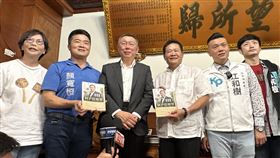 柯文哲大甲鎮瀾宮參拜民眾黨總統參選人柯文哲（左3）28日前往大甲鎮瀾宮參拜，鎮瀾宮副董事長鄭銘坤（右3）、前立委顏寬恒（左2）、蔡壁如（左）陪同出席。中央社記者趙麗妍攝  112年6月28日