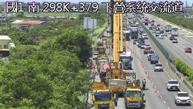 新/國一這路段連結車衝邊坡!紫爆塞10K