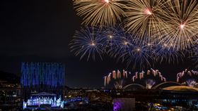 300秒的煙火秀，搭配作曲家櫻井弘二創作的騰空而起，由朱宗慶打擊樂團現場演奏，描繪充滿創意的新北生活。（圖／新北市政府文化局提供）