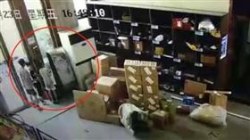 中國發生一起孩童遭漏電冷氣電死的事件。（圖／翻攝自紅星新聞）