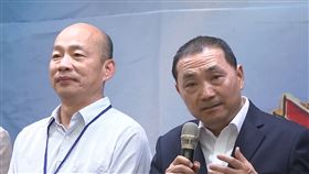 椅子攻防戰  侯把韓椅子拉靠近.韓又拉回去