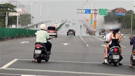 下雨,民權大橋,對流,騎士（圖／翻攝自臉書《路上觀察學院》）