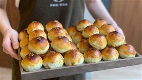 蛋黃酥界愛馬仕，紅土鹹蛋黃，一盒蝦皮喊價3000起跳，最貴5000（圖／翻攝自陳耀訓·麵包埠YOSHI BAKERY臉書）