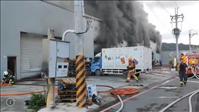 ▲新北市五股夏綠地街11巷一6間連棟鐵皮工廠傍晚傳出火警，民眾目擊到濃煙竄天，從國道上都看得人怵目驚心。消防局緊急派出46車119名消防員抵現場，現場工廠已全面燃燒，所幸無人傷亡。（圖／翻攝畫面）