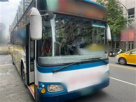 ▲新北市中和，一輛公車未注意行人穿越馬路，擦撞85歲趙姓老翁。恰巧《道路交通管理處罰條例》6月30日正式上路，52歲蔡姓公車駕駛成為新北市首例，依新制被處以7200元以上、3萬6000元以下罰鍰，並被吊扣駕照1年案。（圖／翻攝畫面）
