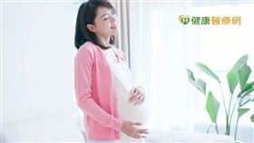 剖腹產時，該如何縫合來避免傷口癒合不良而影響下一胎？劉志鴻醫師於歐盟生殖醫學會，認為土耳其的醫師Dr Kalem展現了長期經驗與好的論文數據，Dr Kalem認為選擇適當剖腹產的切口部位，和分娩之後的傷口縫合方式，可以相當有效避免剖腹產傷口癒合不良，他的縫合方式也引起在場許多醫師的共鳴。