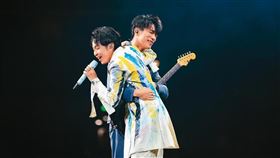 青峰（前）與家凱（後）感情親如家人，兩人在舞台上默契十足，只是現在已有歧異。（翻攝自青峰臉書）