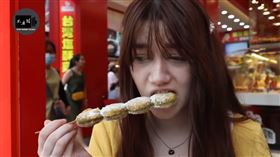 美國正妹在鹹酥雞攤見獵心喜 狂點8種商品竟噴5百多元（圖／翻攝自不要鬧工作室YT）