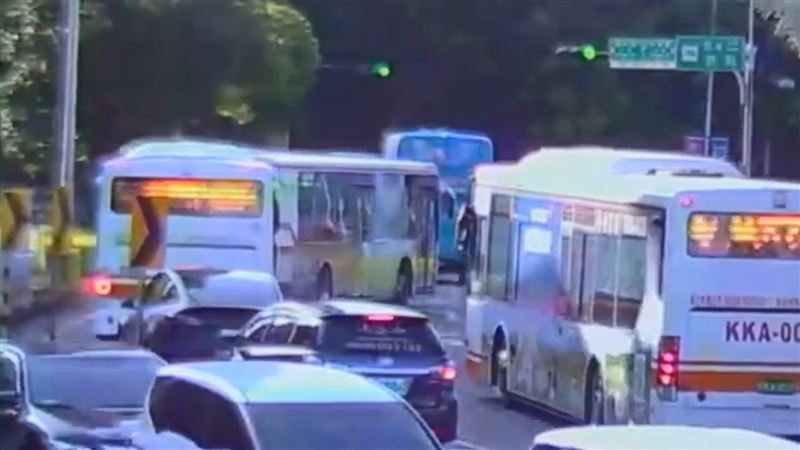 男開車等紅燈睡著　警到場發現是酒駕