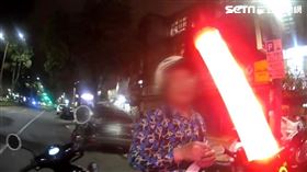 北市陳翁發現酒精感知器亮起紅燈，一掌拍落警員的法律效果確認單。（圖／翻攝畫面）