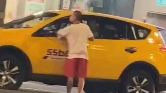 攔小黃強制載客！　詭異男跳車頂畫面曝光