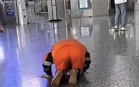 不慎弄髒乘客衣服！清潔阿姨「當場下跪道歉」　連磕頭4次（圖／翻攝自微博）