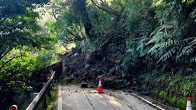 台14甲南投翠峰路段落石  阻斷交通台14甲線指標18.7公里處南投縣仁愛鄉翠峰路段2日坍方阻斷交通，埔里工務段全力搶通後，3日清晨再度坍方阻斷雙向通行（圖），機具進場清除，預計下午搶通。（公路總局提供）中央社記者蕭博陽南投縣傳真  112年7月3日