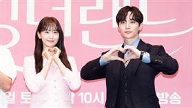 ▲韓劇《歡迎來到王之國》李俊昊跟潤娥主演。（圖／Netflix提供）