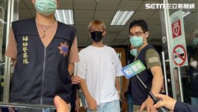  炎亞綸在警方陪同下返回住家搜索。（圖／記者楊忠翰攝影）