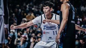 攻城獅與蕭順議簽下2年延長合約。（圖／新竹街口攻城獅提供）