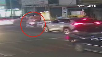 6旬婦騎腳踏車橫跨4線道　騎士跳車急躲閃