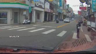 要走還不走？女子站斑馬線滑手機駕駛心累